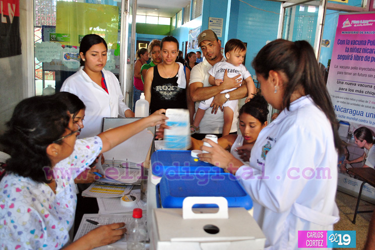 Padres de familia volcados a cumplir el esquema de vacunaci&oacute;n de sus hijos